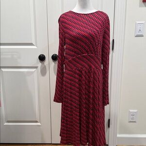Elegant Red print Dress, has pockets and fitted waist